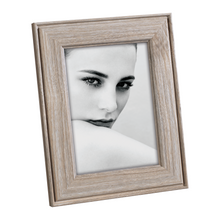Carica l'immagine nel visualizzatore di Gallery, Portafoto in mdf con effetto sbiancato e modanatura 15x20
