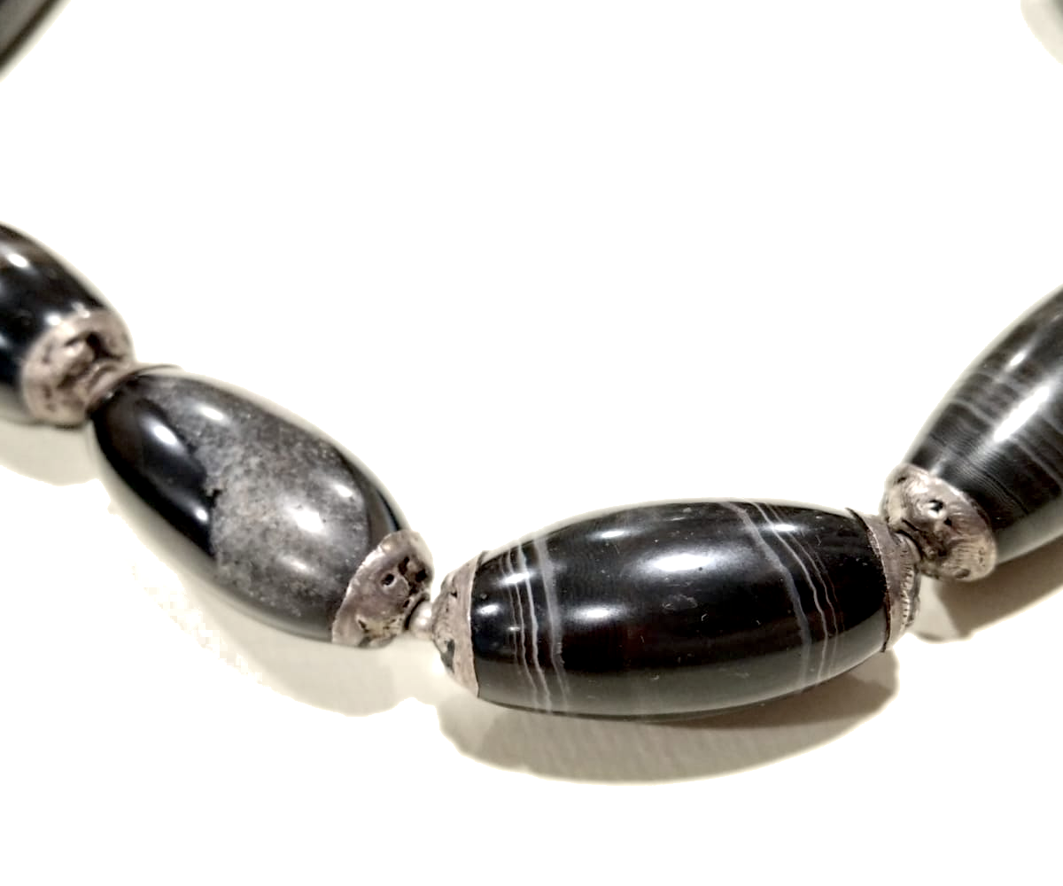 Collana girocollo in agata nera striata con elementi in argento
