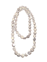 Carica l'immagine nel visualizzatore di Gallery, Collana lunga in chips di madreperla