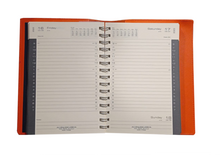 Carica l'immagine nel visualizzatore di Gallery, Agenda giornaliera refillabile 2023 con copertina in pelle saffiano 16x21 "New Regimental" A.G. Spalding & Bros