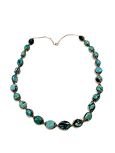 Carica l'immagine nel visualizzatore di Gallery, Collana in turchese con elementi in argento