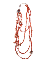 Carica l'immagine nel visualizzatore di Gallery, Collana lunga a cascata in corallo, e argento con broches in corniola
