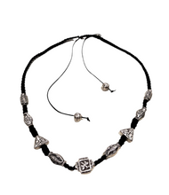 Carica l'immagine nel visualizzatore di Gallery, Collana regolabile con elementi in argento farfalla