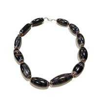 Carica l'immagine nel visualizzatore di Gallery, Collana girocollo in agata nera striata con elementi in argento