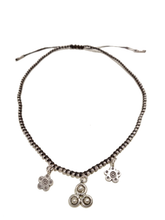 Carica l'immagine nel visualizzatore di Gallery, Collana regolabile in argento con charms fiori