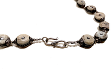 Carica l'immagine nel visualizzatore di Gallery, Collana girocollo in conchiglia con elementi in argento