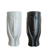 Carica l'immagine nel visualizzatore di Gallery, Vaso in resina "Volto tra le mani" (disponibile in due colori)
