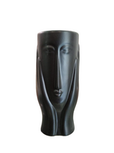 Carica l'immagine nel visualizzatore di Gallery, Vaso in resina "Volto tra le mani" (disponibile in due colori)