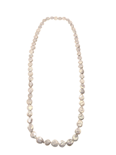 Carica l'immagine nel visualizzatore di Gallery, Collana lunga in chips di madreperla