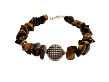 Carica l'immagine nel visualizzatore di Gallery, Bracciale in occhio di tigre con elementi in argento disco perlinato