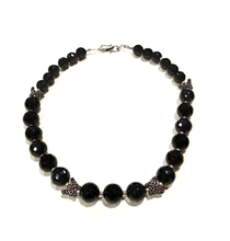 Carica l'immagine nel visualizzatore di Gallery, Collana girocollo in onice con elementi in argento a forma di farfalla