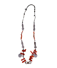 Carica l'immagine nel visualizzatore di Gallery, Collana lunga con radici di corallo e elementi stampigliati in argento