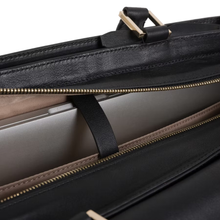 Carica l'immagine nel visualizzatore di Gallery, Borsa portacomputer a due manici con patta e portapc 15,6" in pelle "Dafne" Piquadro nero