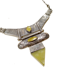 Carica l'immagine nel visualizzatore di Gallery, Collana pettorale in argento con pietre di giada