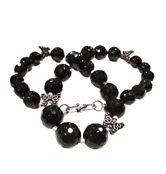 Collana girocollo in onice con elementi in argento a forma di farfalla