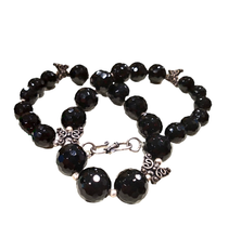 Carica l'immagine nel visualizzatore di Gallery, Collana girocollo in onice con elementi in argento a forma di farfalla