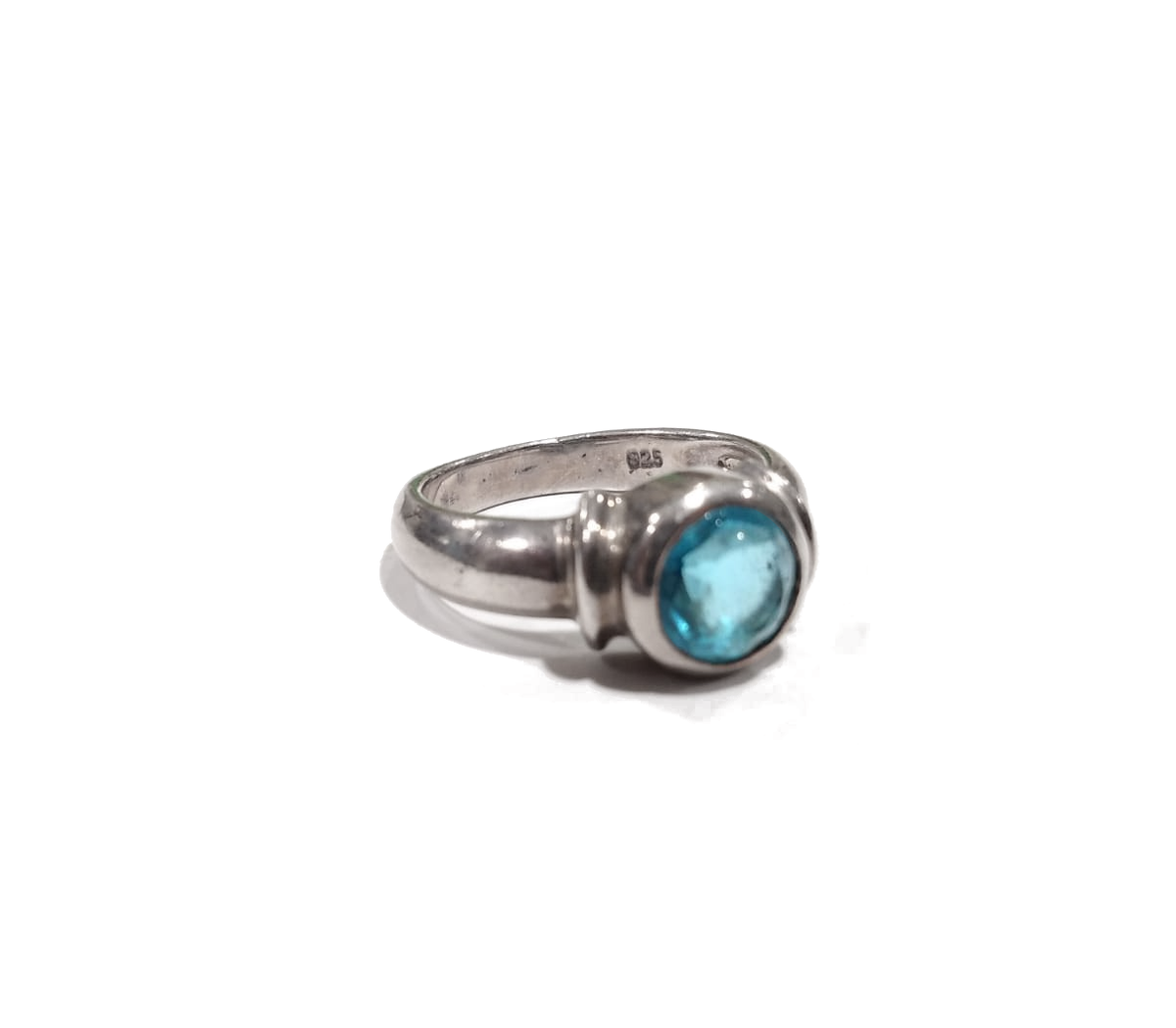 Anello in argento a fascia con castone in acquamarina