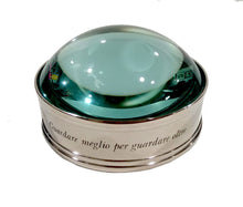 Carica l'immagine nel visualizzatore di Gallery, Lente da tavolo in metallo con base incisa Guardare meglio per guardare oltre