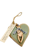 Carica l'immagine nel visualizzatore di Gallery, Cuore in legno con orsetto decorato a mano con frase Amico