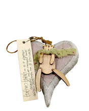 Carica l'immagine nel visualizzatore di Gallery, Cuore in legno con orsetto decorato a mano con frase Fortuna