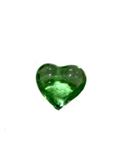 Carica l'immagine nel visualizzatore di Gallery, Cuoricini in vetro colorato verde trasparente