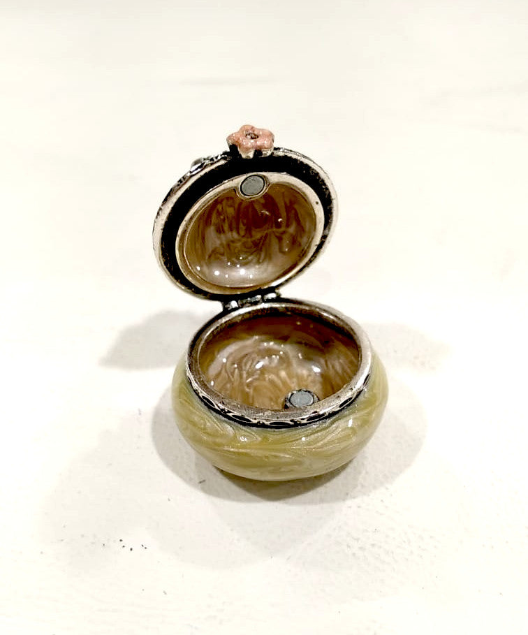 Scatolina portapillole in metallo smaltato con decorazione ragno con zirconi