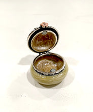 Carica l'immagine nel visualizzatore di Gallery, Scatolina portapillole in metallo smaltato con decorazione ragno con zirconi
