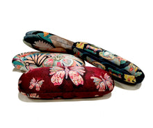 Carica l'immagine nel visualizzatore di Gallery, Custodia per occhiali con pezzolina