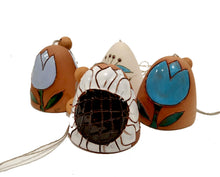 Carica l'immagine nel visualizzatore di Gallery, Campanella in terracotta smaltata con fiore