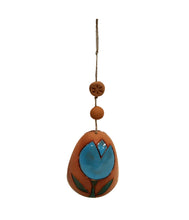 Carica l'immagine nel visualizzatore di Gallery, Campanella in terracotta smaltata con fiore tulipano blu