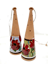 Carica l'immagine nel visualizzatore di Gallery, Campanella lunga in terracotta con motivo floreale smaltato (disponibile in due varianti)
