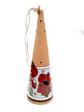 Carica l'immagine nel visualizzatore di Gallery, Campanella lunga in terracotta con motivo floreale smaltato (disponibile in due varianti)