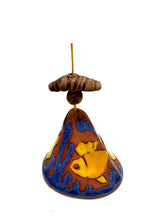 Carica l'immagine nel visualizzatore di Gallery, Campanella in terracotta con decorazione pesciolino giallo tra coralli blu