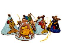 Carica l'immagine nel visualizzatore di Gallery, Campanella in terracotta con decorazione pesciolini (disponibile in diverse varianti)