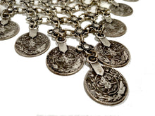 Carica l'immagine nel visualizzatore di Gallery, Collana a maglia in Zama con pendenti moneta