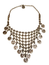 Carica l'immagine nel visualizzatore di Gallery, Collana a maglia in Zama con pendenti moneta