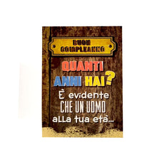 Carica l'immagine nel visualizzatore di Gallery, Cartoncino d'auguri "4 MAN": "Buon compleanno. Quanti anni hai?..."