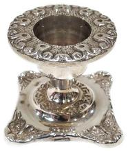 Carica l'immagine nel visualizzatore di Gallery, Portacandela in Sheffield con base quadrata e lavorazione a sbalzo Jordan Collection