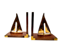 Carica l'immagine nel visualizzatore di Gallery, Coppia di fermalibri in legno e ottone "Barche a vela"