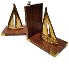 Carica l'immagine nel visualizzatore di Gallery, Coppia di fermalibri in legno e ottone "Barche a vela"