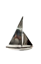Carica l'immagine nel visualizzatore di Gallery, Scultura Barca a vela in alluminio piccolo
