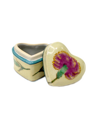 Carica l'immagine nel visualizzatore di Gallery, Scatolina a cuore in ceramica decorata Hoff Design