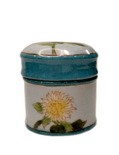 Carica l'immagine nel visualizzatore di Gallery, Scatolina tonda in ceramica decorata Hoff Design