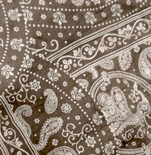 Carica l'immagine nel visualizzatore di Gallery, Sciarpa foulard in cotone e seta fantasia Cashmere Enrico Coveri marrone