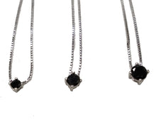 Carica l'immagine nel visualizzatore di Gallery, Girocollo in argento con punto luce nero (disponibile in diverse carature)