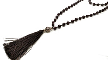 Carica l'immagine nel visualizzatore di Gallery, Collana rosario in granato con tassel