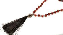 Carica l'immagine nel visualizzatore di Gallery, Collana rosario in corniola con tassel