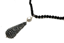 Carica l'immagine nel visualizzatore di Gallery, Collana in pietre dure con pendente in sferette sfaccettate e perla