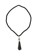 Carica l'immagine nel visualizzatore di Gallery, Collana in pietre dure con pendente in sferette sfaccettate e perla