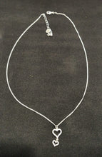 Carica l'immagine nel visualizzatore di Gallery, Girocollo placcato argento con pendente "Cuori Silhouette" Vestopazzo